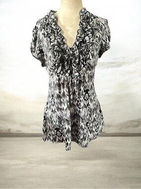 HeartSoul Black and White Ruffle V-Neck Blouse Size XL EUC